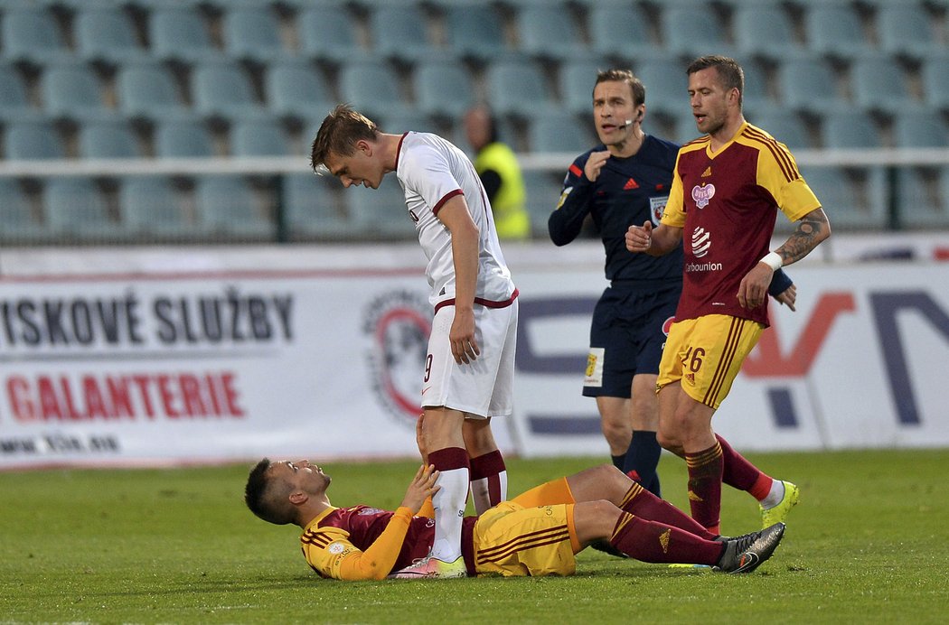 Tvrdý souboj mezi ležícím Považancem z Dukly a sparťanem Bořkem Dočkalem