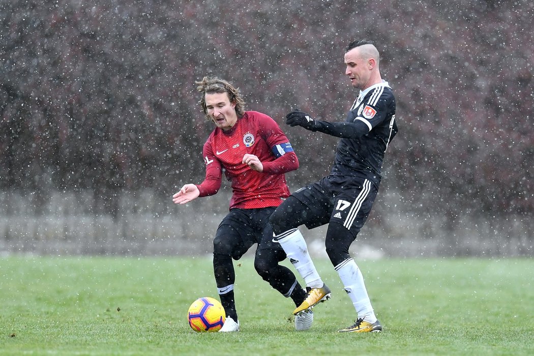 Jiří Kladrubský (vpravo) v souboji se sparťanskou posilou Matějem Hanouskem z Jablonce