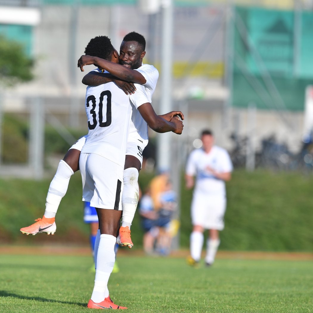 Benjamin Tetteh slaví svůj gól Dynamu Moskva s Guélorem Kangou