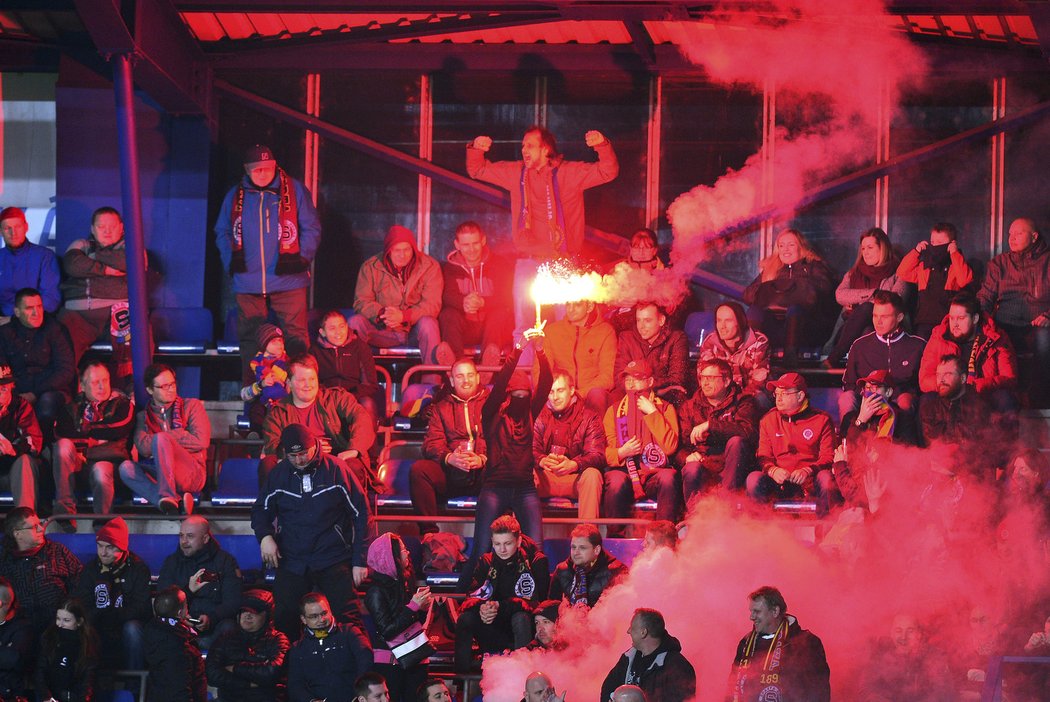 V kotli Sparty hořela pyrotechnika