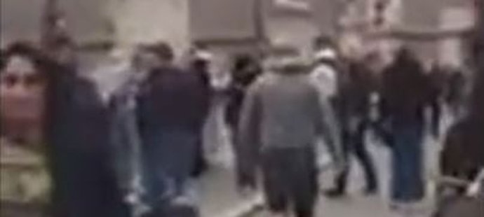 Nechutná scéna v centru Říma, kdy skupina fanoušků Sparty močila na ženu žebrající na ulici