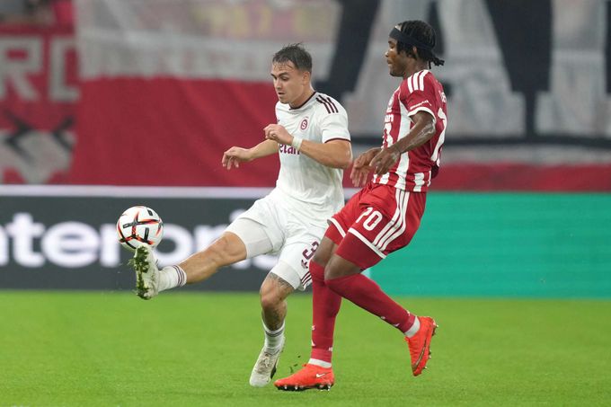 Jurásek: zafuněný záskok za Mercada. Expert na stadionu si všiml detailu Jurásek: zafuněný záskok za Mercada. Expert na stadionu si všiml detailu