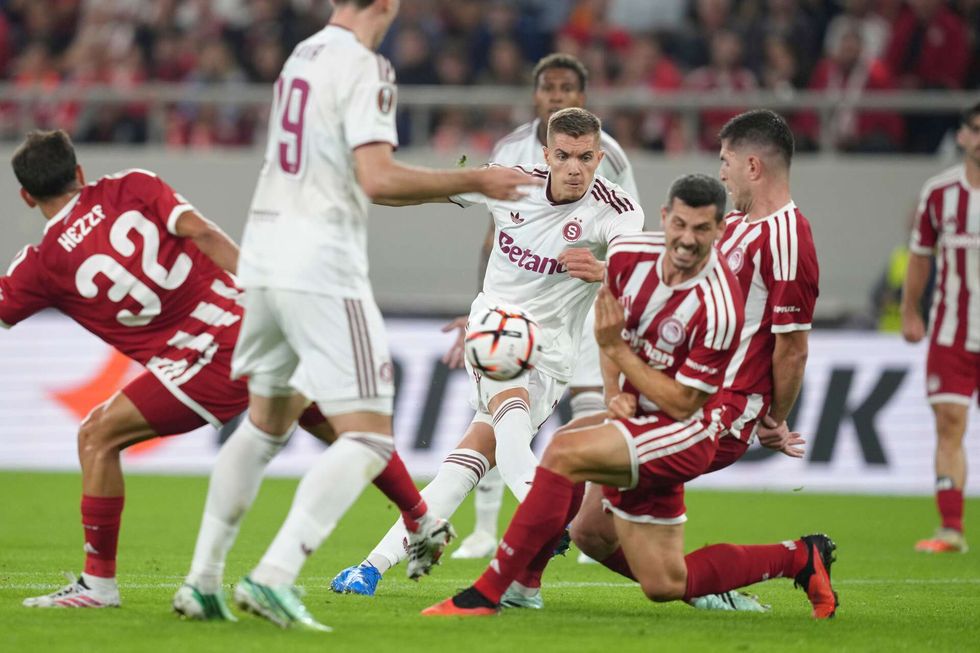 Olympiakos - Sparta 1:0. Bránili, bojovali, ale neodolali. Letenští nakonec podlehli tlaku Olympiakos - Sparta 1:0. Bránili, bojovali, ale neodolali. Letenští nakonec podlehli tlaku