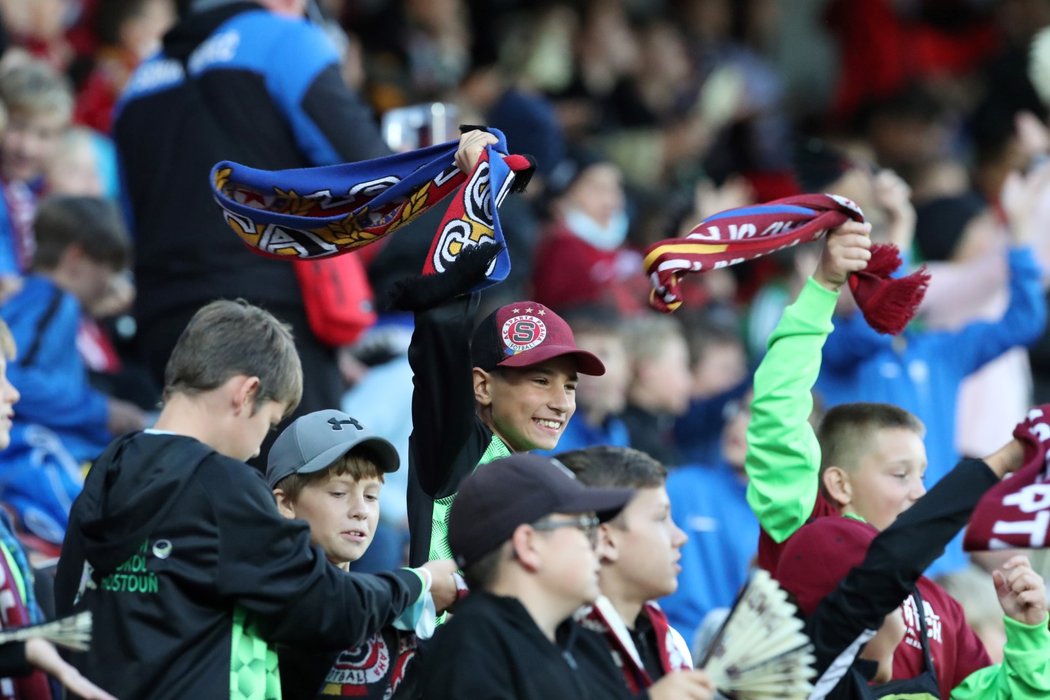 Na utkání mezi Spartou a Rangers mohli pouze dětští fanoušci se svým doprovodem.