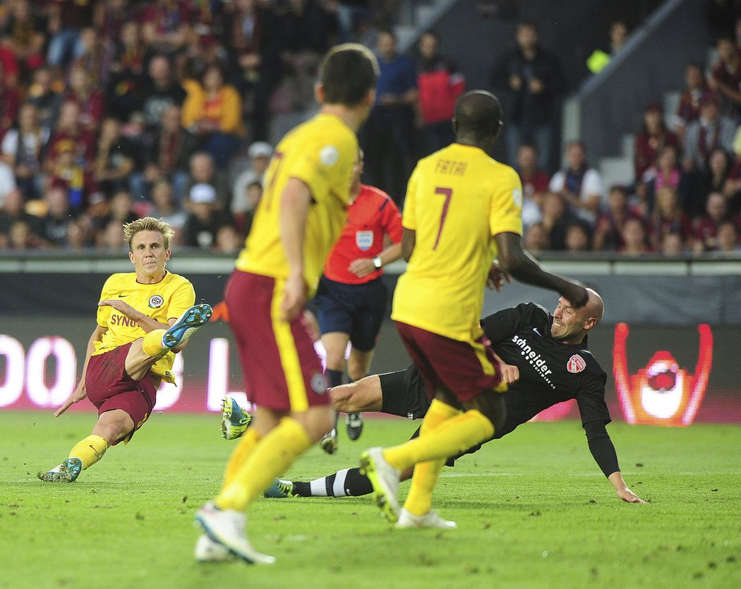 Bořek Dočkal střílí do sítě Thunu gól na 2:1