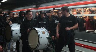 Pochod sparťanů do Edenu: skandování v metru i doprovod policie