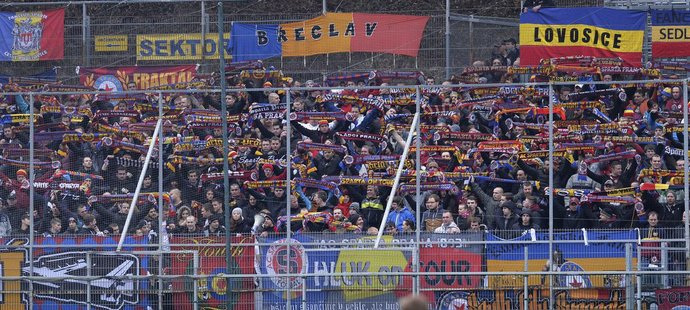 Fanoušci Sparty na stadionu Zlína