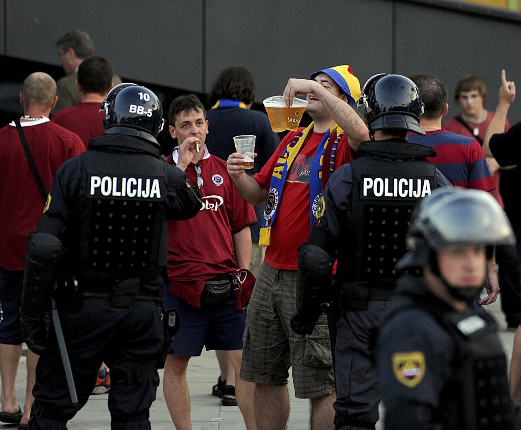 Fanoušci Sparty v Mariboru v obležení policistů