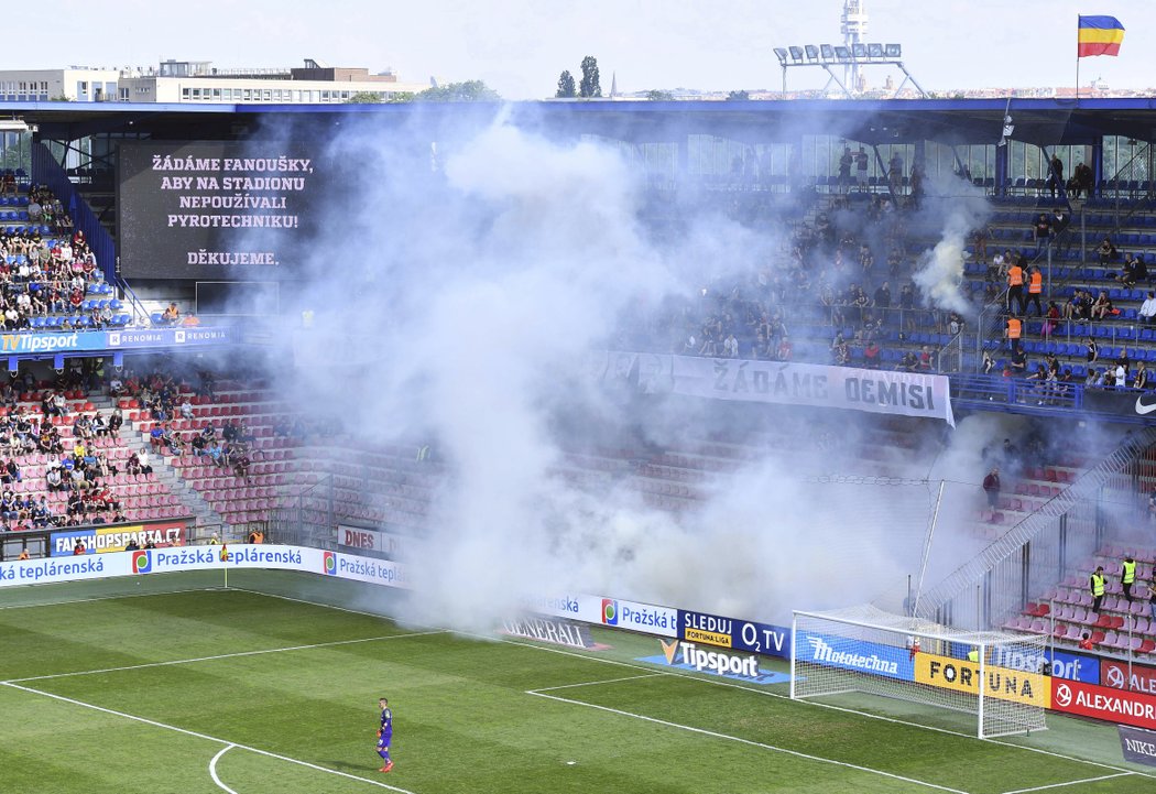 Sparťanští fanoušci protestovali také pyrotechnikou