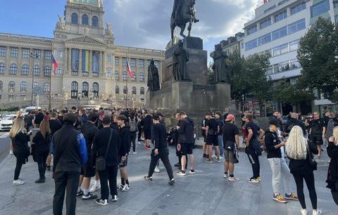 Fanoušci Sparty se scházejí na Václavském náměstí
