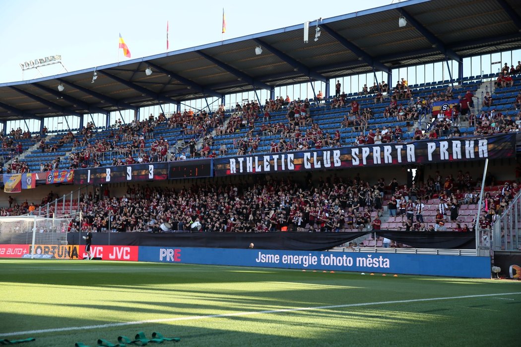 Sparťanský kotel v zápase se Slováckem údajně ukradené vlajky nahradil černou plachtou