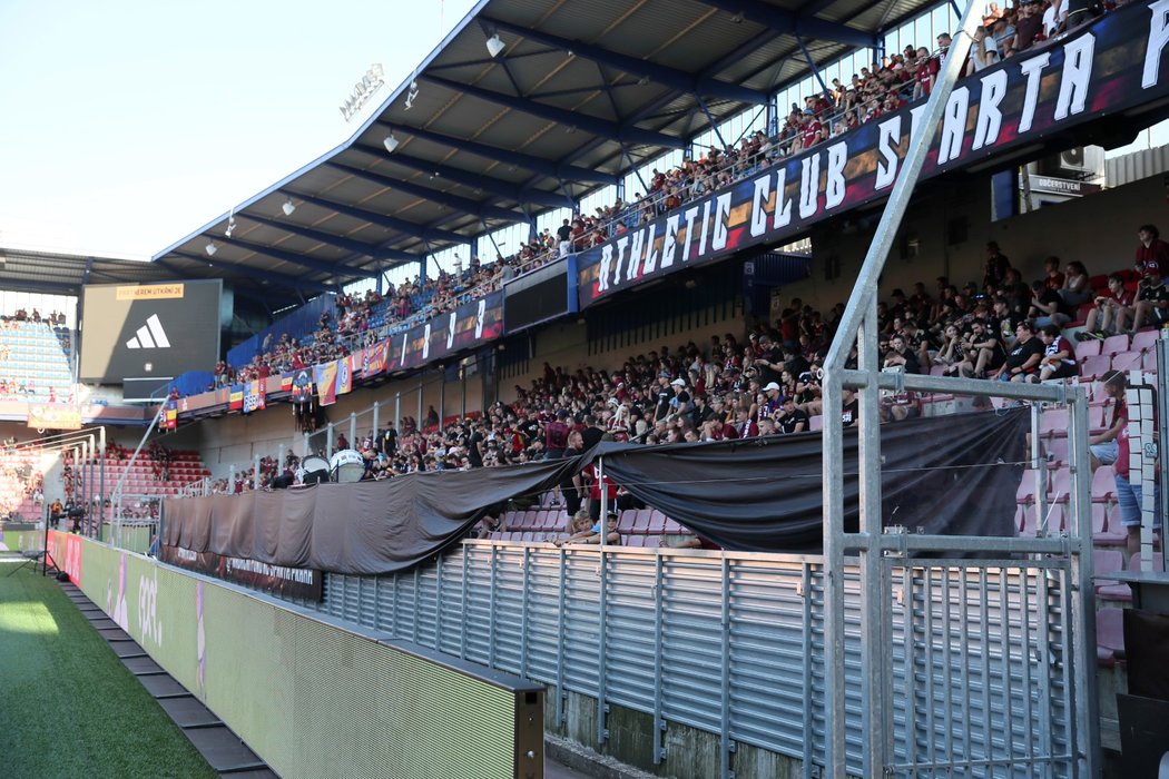Sparťanský kotel v zápase se Slováckem údajně ukradené vlajky nahradil černou plachtou