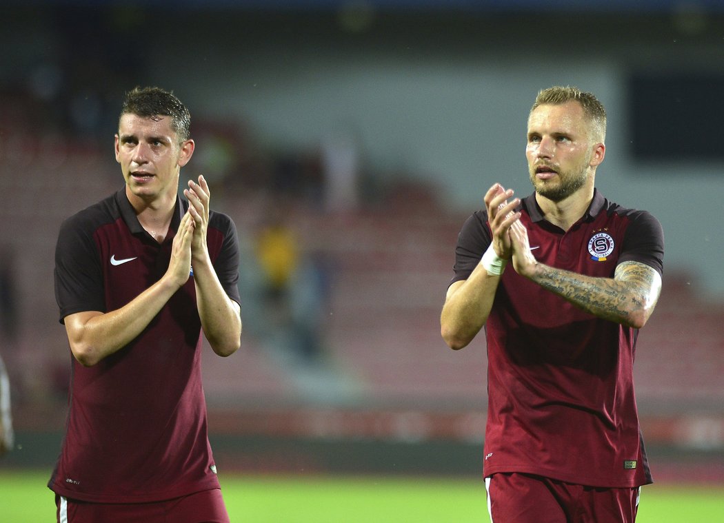 Michal Kadlec a Ondřej Zahustel děkují fanouškům Sparty na Letné po přípravném utkání s Fenerbahce Istanbul (0:0)