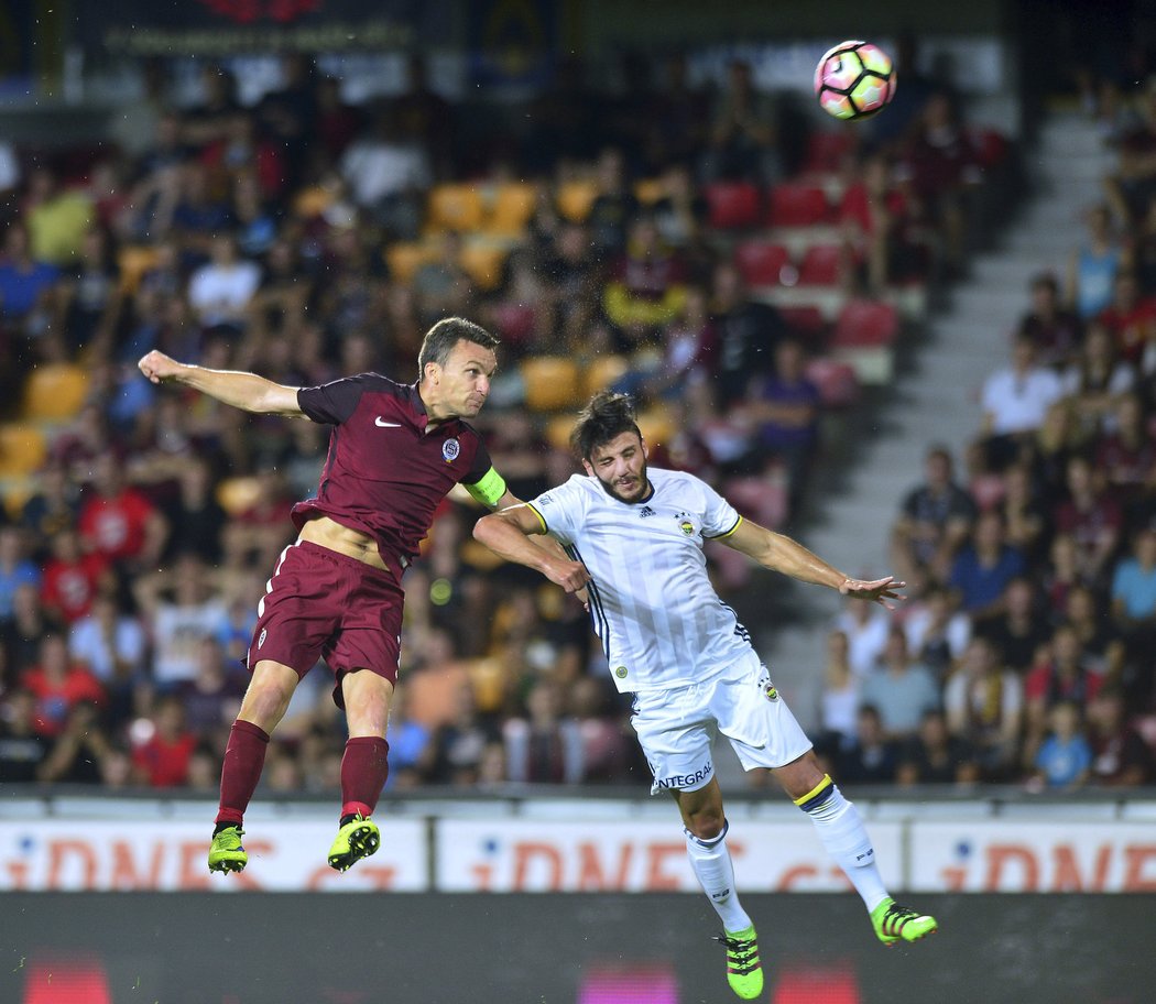 Sparťanský kanonýr David Lafata sice vyhrál vzdušný souboj s Hakanem Cimenrem z Fenerbahce, ale branku netrefil. Zápas na Letné skončil 0:0.