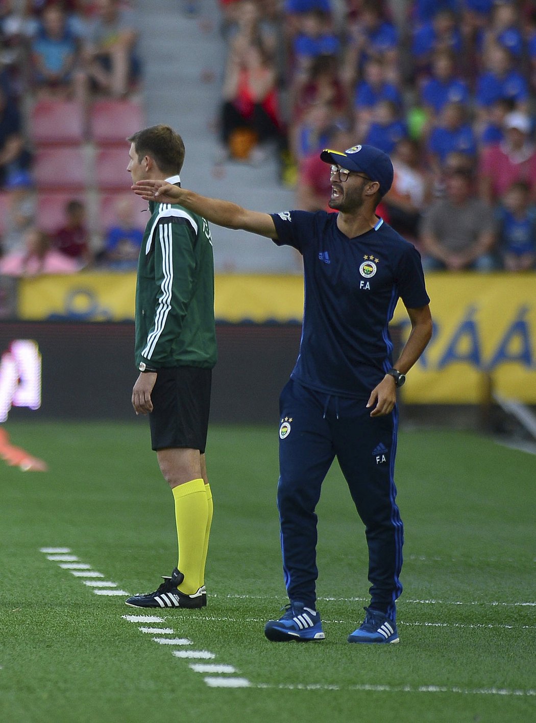 Trenér tureckého Fenerbahce Vitor Pereira při utkání na Letné.