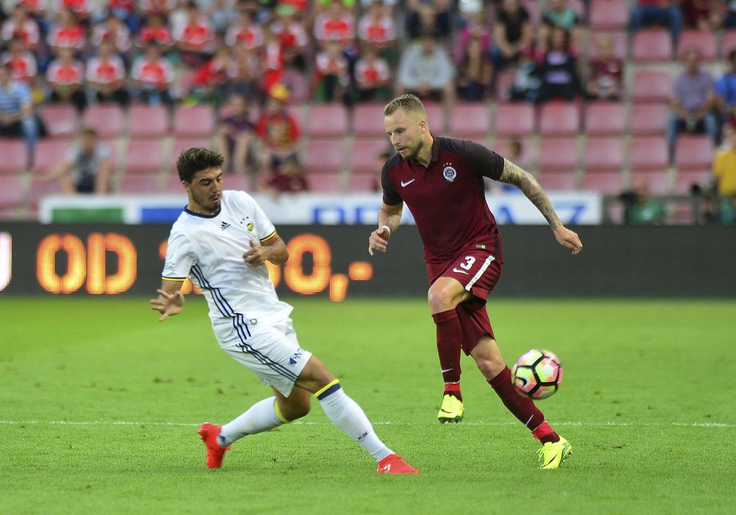 Sparťan Michal Kadlec v akci během duelu proti tureckému Fenerbahce Istanbul.