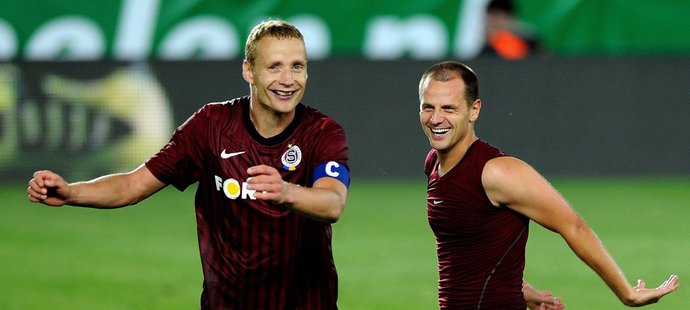 Jiří Jarošík (vlevo) vstřelil druhý gól Sparty, radost z postupu neskrývá ani Marek Matějovský