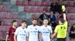 Hlavní rozhodčí Tomáš Klíma dává žlutou kartu ostravskému kapitánu Milanu Barošovi
