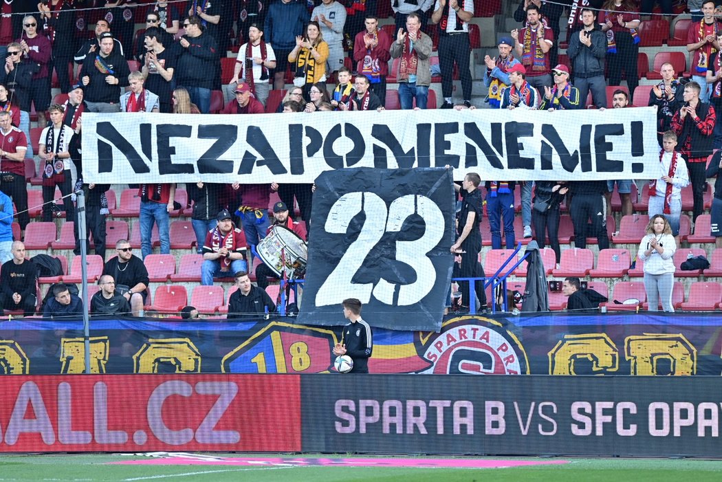 Sparťanští fanoušci rozvinuli transparent vzpomínající na tragicky zesnulého Josefa Šurala