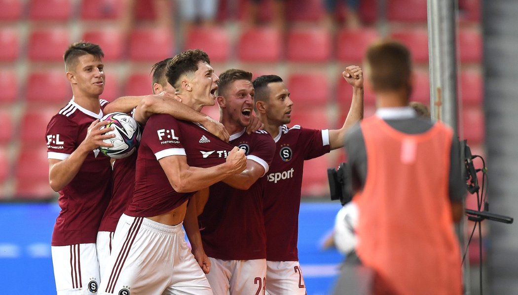 Sparťanští fotbalisté se radují z branky proti Olomouci