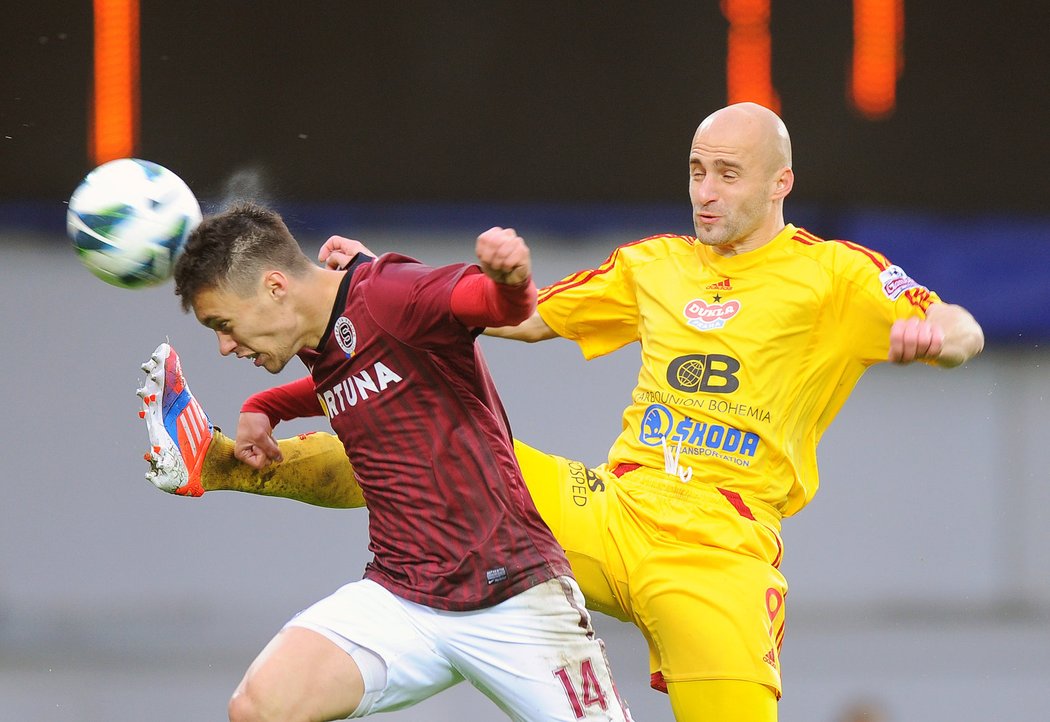 Sparťan Václav Kadlec makal a chodil neohroženě do souboje s hráči Dukly. Sparta vyhrála v 30. kole Gambrinus ligy nad Duklou 3:0, v lize skončila na druhém místě