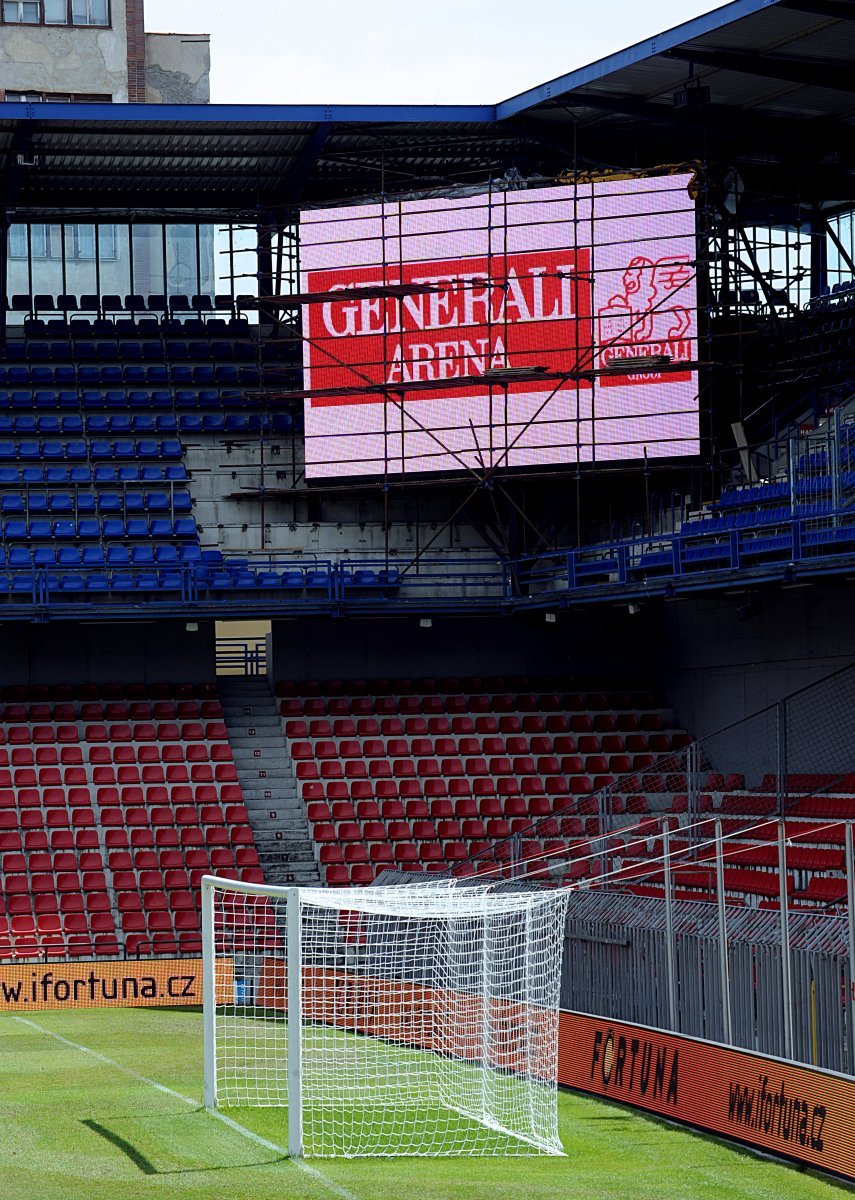 Na stadion Sparty se přidělávají velkoplošné obrazovky