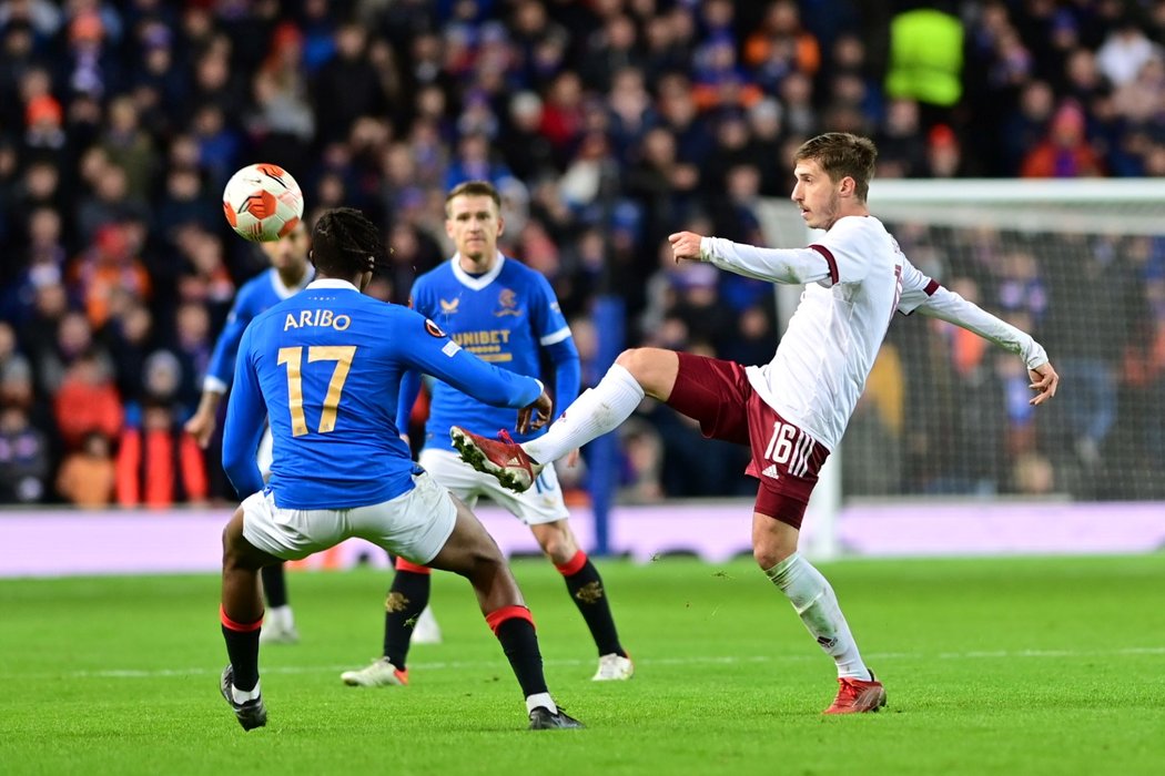 Sparťanský záložník Michal Sáček se snaží získat míč v utkání proti Rangers