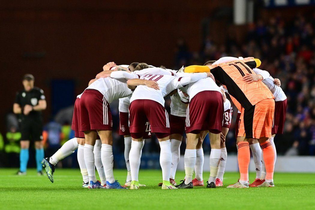 Sparťanští fotbalisté před zápasem proti Rangers ve Skotsku