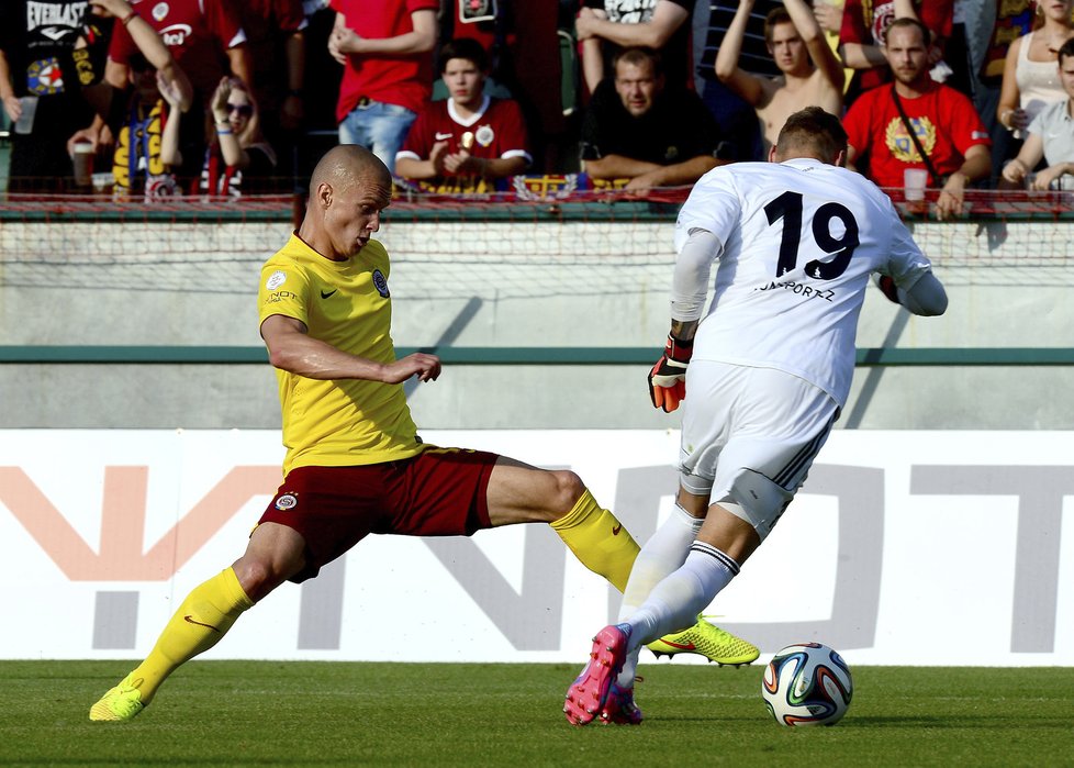 Martin Nešpor vystihl rozehrávku brankáře Bohemians a poslal Spartu do vedení