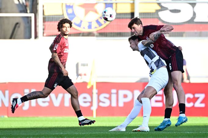 ONLINE: Hradec - Sparta 0:0. Čvančara v základu! Daridovu bombu z dálky vytáhl Surovčík ONLINE: Hradec - Sparta 0:0. Čvančara v základu! Daridovu bombu z dálky vytáhl Surovčík