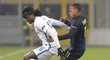 Sparťanský obránce Costa v souboji v zápase s italským Interem
