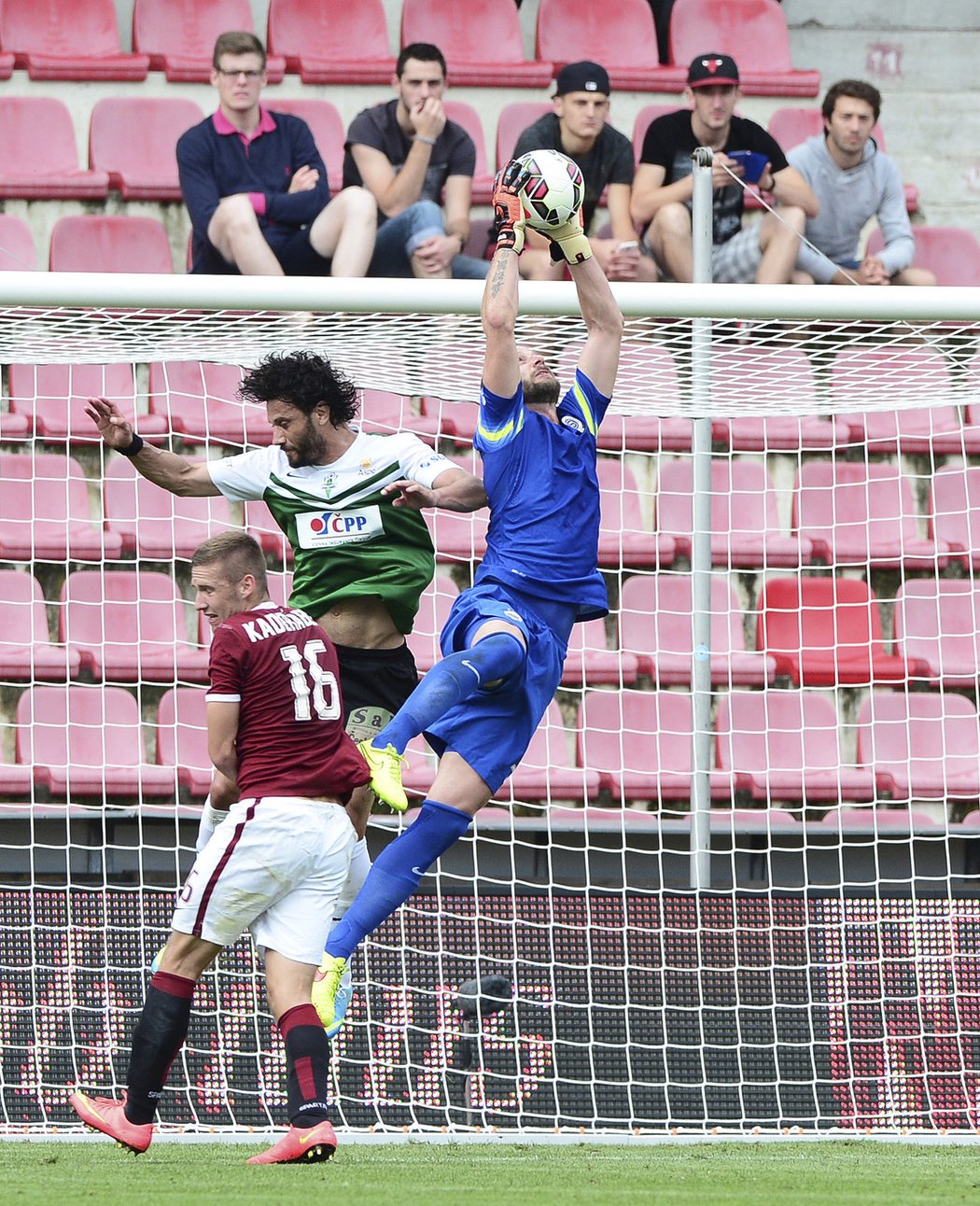 David Bičík chytá míč před jabloneckým Rossim