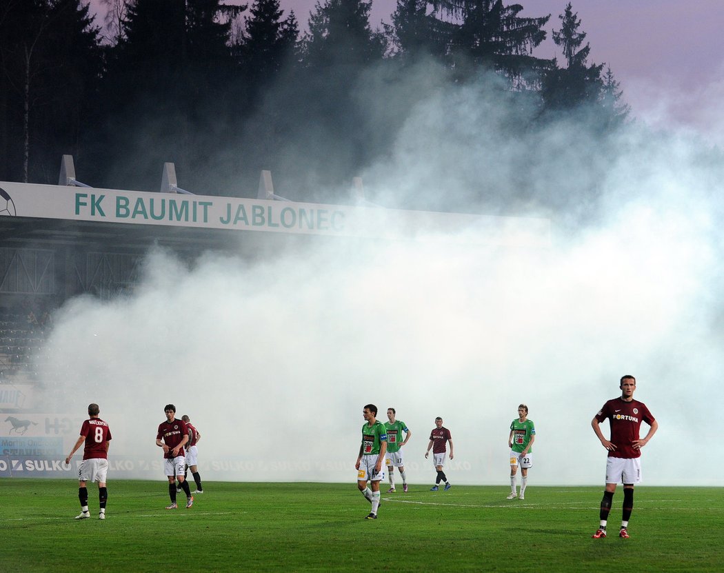 Utkání na několik minut přerušila dýmovnice, kterou na trávník hodili příznivci Sparty