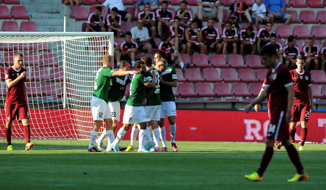 Jablonečtí slaví gól Michala Hubníka do sítě Sparty, kterým srovnali na 1:1