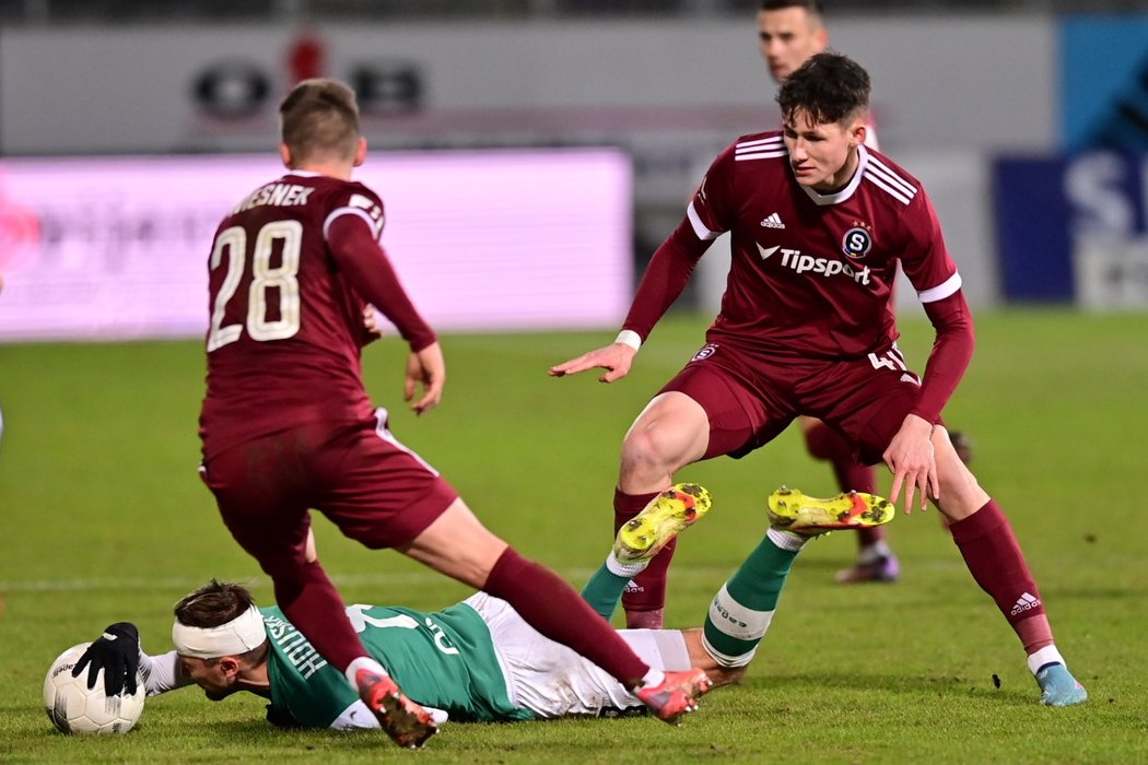 Jablonecký David Houska na zemi, kolem něj sparťané Tomáš Wiesner a Martin Vitík