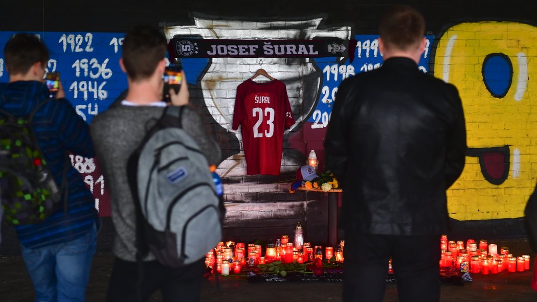 Na stadionu Sparty vzniklo pietní místo na památku bývalého kapitána Josefa Šurala (†28), který tragicky zemřel při autonehodě v Turecku