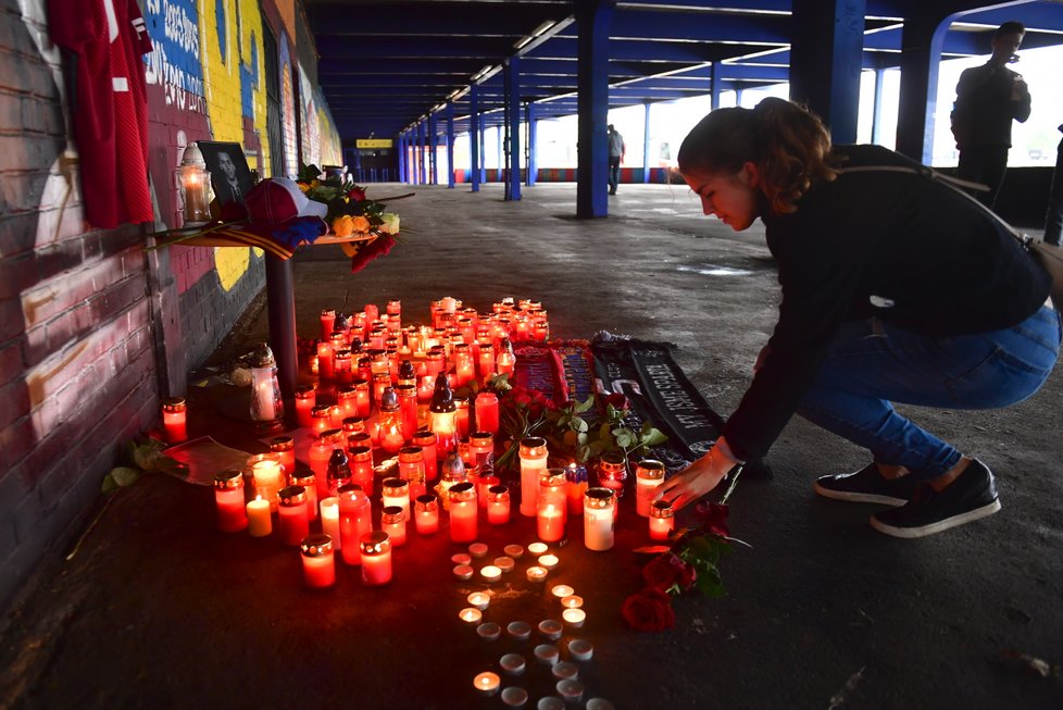 Na stadionu Sparty vzniklo pietní místo na památku bývalého kapitána Josefa Šurala (†28), který tragicky zemřel při autonehodě v Turecku