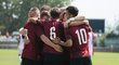 Fotbalisté sparťanské juniorky se radují z branky v derby se Slavií