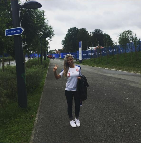 Dominika byla v Kadlecově dresu fandit i přímo na EURO ve Francii