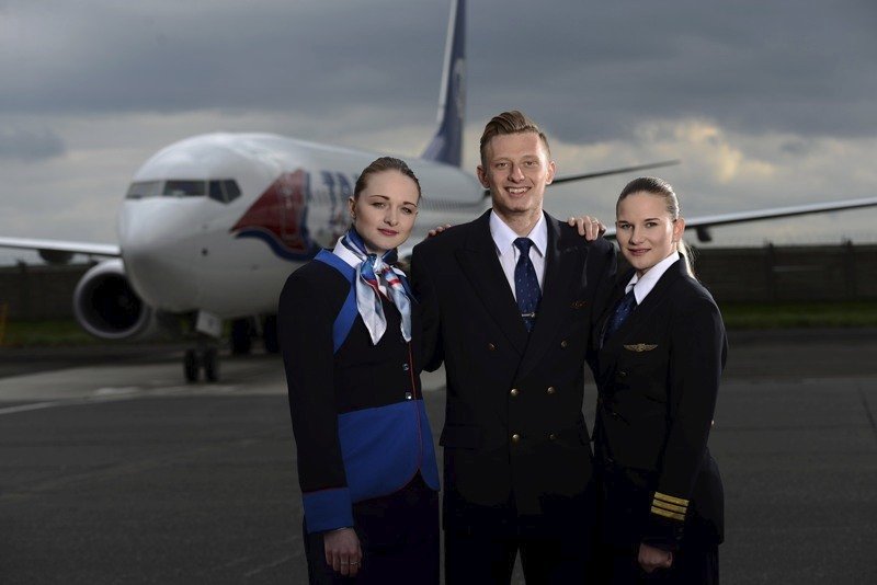 Pilot. Ladislav Krejčí by si troufl na pilotování letadla. Komu by taky nebylo potěšením být v obklíčení letušek Adély Šturmové a Anety Dědinové