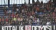 Sparťanští fanoušci požadující odstoupení generálního ředitele klubu Adama Kotalíka