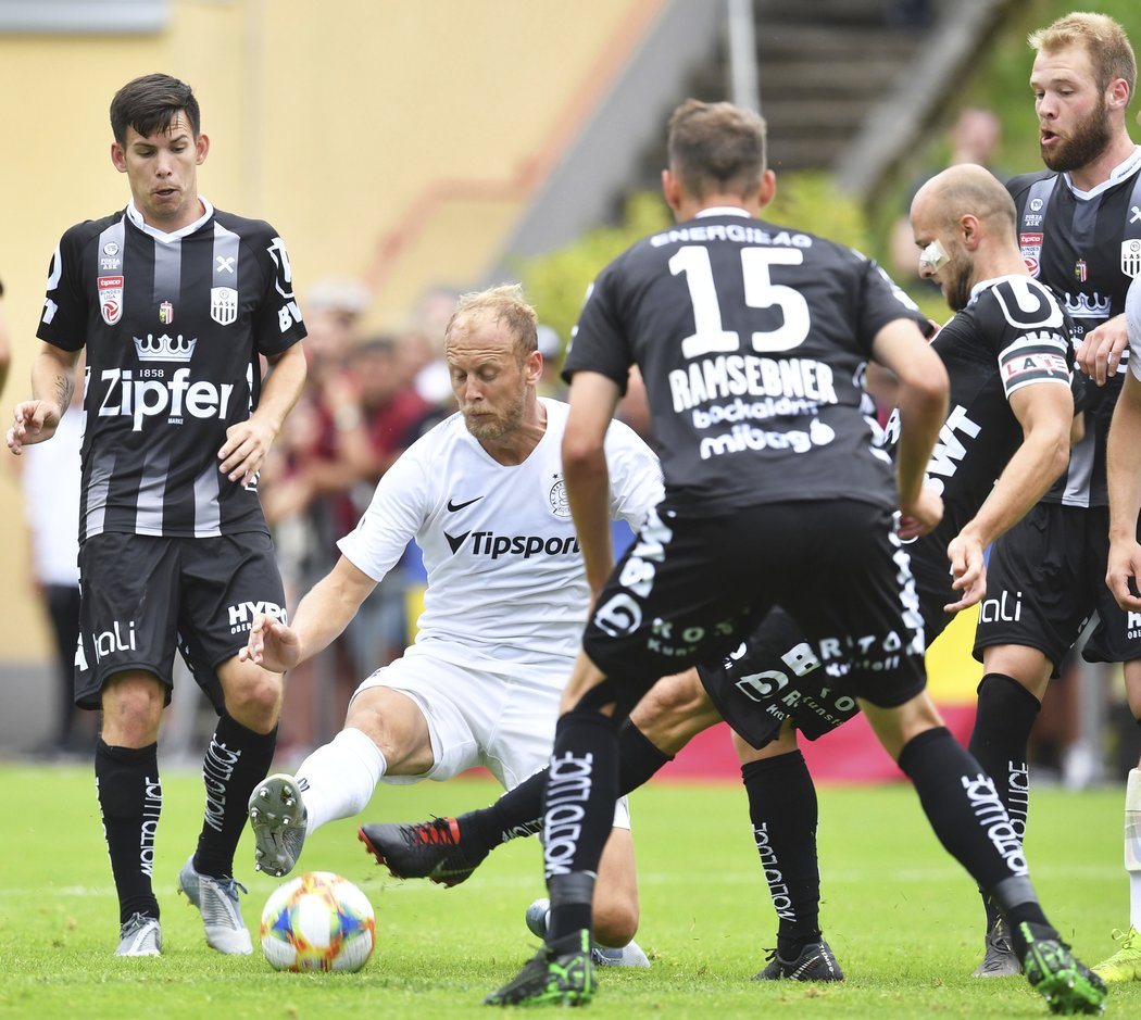 Semih Kaya v akci během přípravného utkání na soustředění Sparty v Rakousku