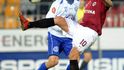 Útočník Sparty Miroslav Slepička si zpracovává míč, přihlíží kladenský Strnad.