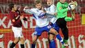 Gólman Sparty Jaromír Blažek řeší spletitou situaci před svoji brankou, příhlížejí zleva spoluhráč Krob a kladenští Beneš se Šilhanem.
