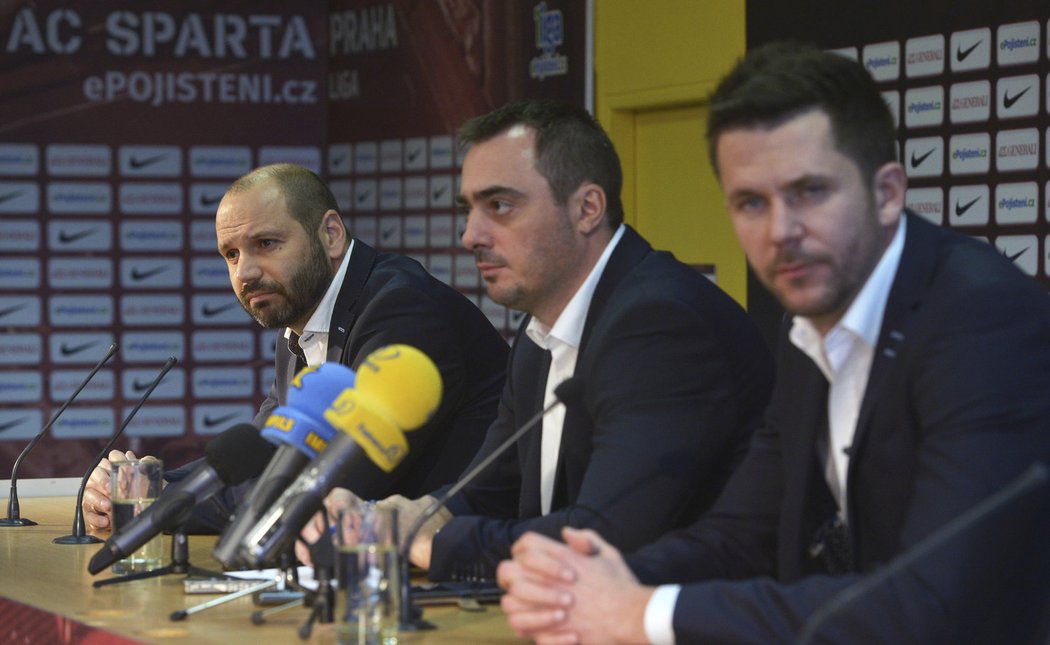 Trojice Tomáš Požár, Adam Kotalík a David Holoubek na středeční tiskové konferenci