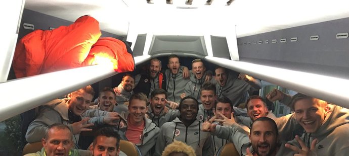 Radost sparťanských fotbalistů cestou z vítězného utkání na hřišti Krasnodaru