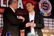 Sparťanský trenér Vítězslav Lavička předává kapitánskou pásku Davidu Lafatovi, který letenský celek povede v nové sezoně 2012/2013