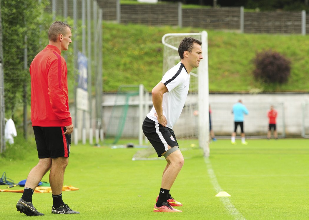 Kondiční trenér dohlíží na to, aby Lafata postupoval správně.