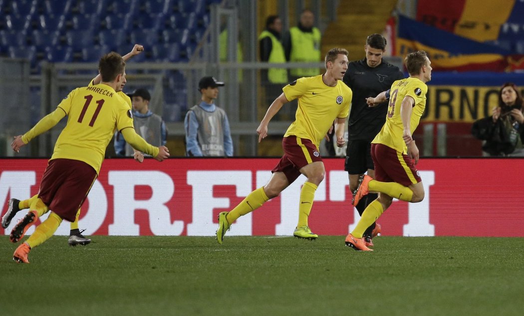 Radost sparťanských fotbalistů po brance do sítě Lazia Řím