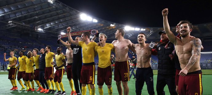 Fotbalisté Sparty slaví v Římě se svými fanoušky postup do čtvrtfinále Evropské ligy